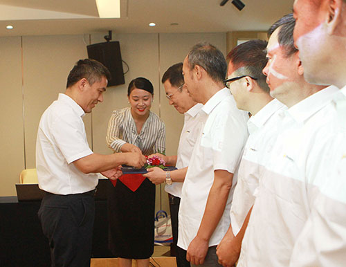 采煤機(jī)研究院導(dǎo)師授證1.jpg 采煤機(jī)研究院導(dǎo)師授證1.jpg