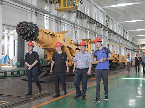 貴陽綜合保稅區(qū)領(lǐng)導(dǎo)一行走訪上海創(chuàng)力集團(tuán)考察指導(dǎo)(圖2) 貴陽綜合保稅區(qū)領(lǐng)導(dǎo)一行走訪上海創(chuàng)力集團(tuán)考察指導(dǎo)(圖2)