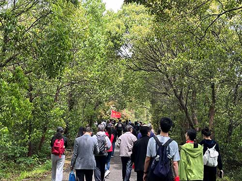 圖片5.jpg 【登山望湖 走進(jìn)春天】上海創(chuàng)力集團(tuán)開(kāi)展2024年山野徒步活動(dòng)(圖4)