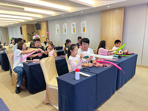 過層.jpg 【月滿華誕 匠心傳情】創(chuàng)力集團(tuán)舉辦“團(tuán)圓慶華誕”親子活動(dòng)?(圖2)