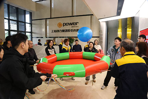 眾星捧月1.jpg 躍動創(chuàng)力 智勝未來 | 創(chuàng)力集團(tuán)2025年主題運(yùn)動會圓滿落幕(圖14)