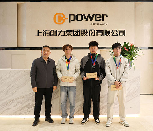 頒獎羽毛球男.jpg 躍動創(chuàng)力 智勝未來 | 創(chuàng)力集團(tuán)2025年主題運(yùn)動會圓滿落幕(圖33)
