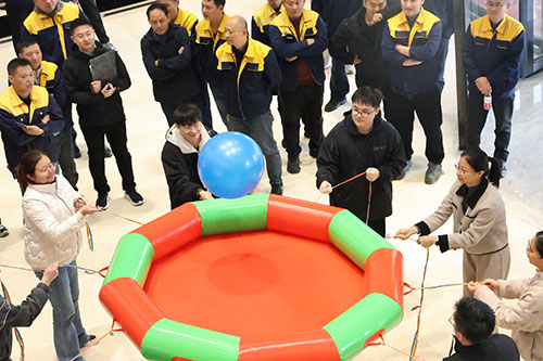 眾星捧月2.jpg 躍動創(chuàng)力 智勝未來 | 創(chuàng)力集團(tuán)2025年主題運(yùn)動會圓滿落幕(圖15)