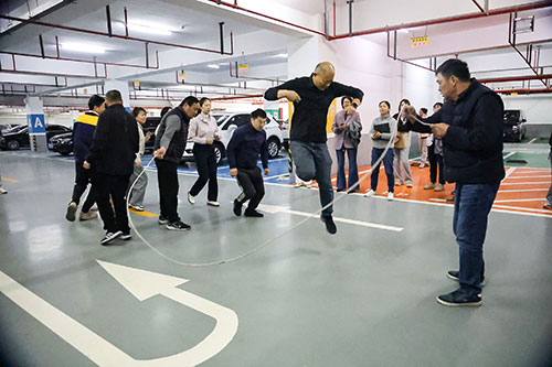 跳長繩3.jpg 躍動創(chuàng)力 智勝未來 | 創(chuàng)力集團(tuán)2025年主題運(yùn)動會圓滿落幕(圖12)